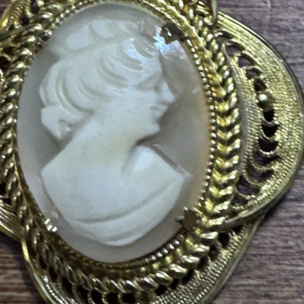 Vintage Gold Toned Cameo Brooch Classical Lady Filigree‎ Frame Victorian Pin
